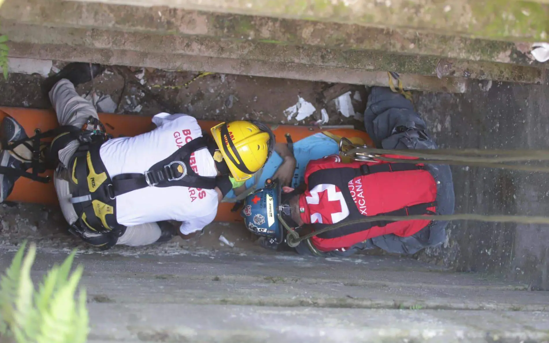 Rescatan a joven que cayó al interior de una cripta